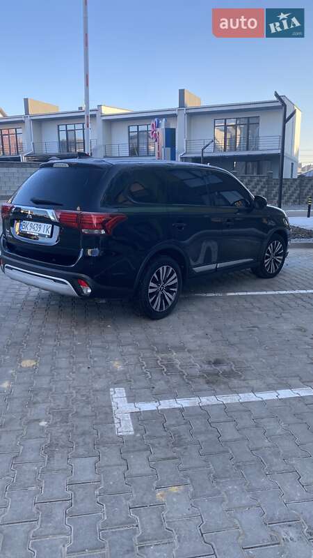 Внедорожник / Кроссовер Mitsubishi Outlander 2020 в Ровно