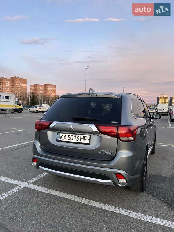 Позашляховик / Кросовер Mitsubishi Outlander 2017 в Києві