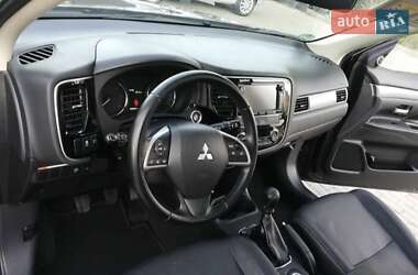 Внедорожник / Кроссовер Mitsubishi Outlander 2014 в 