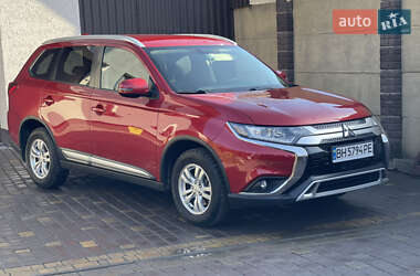 Внедорожник / Кроссовер Mitsubishi Outlander 2018 в 