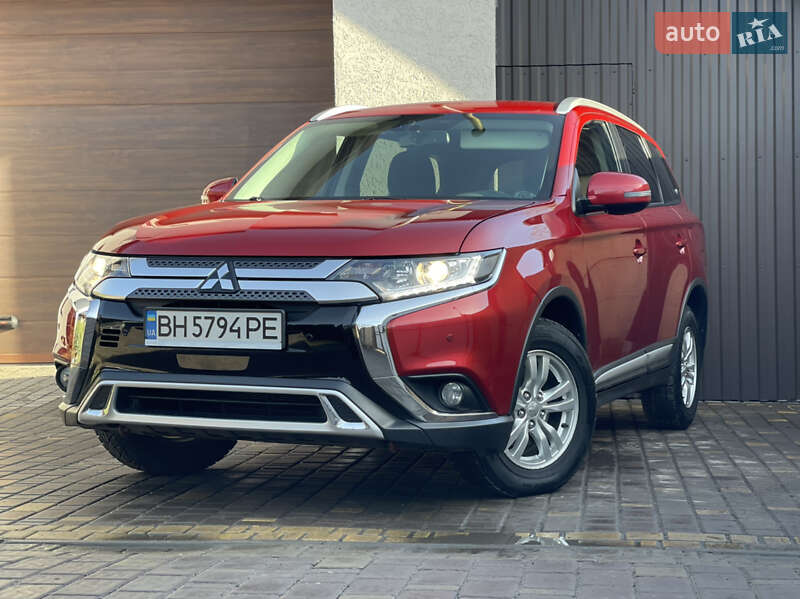 Внедорожник / Кроссовер Mitsubishi Outlander 2018 в 
