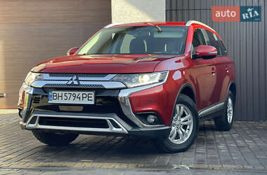 Внедорожник / Кроссовер Mitsubishi Outlander 2018 в 