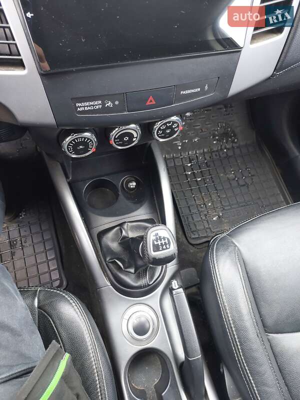 Внедорожник / Кроссовер Mitsubishi Outlander 2012 в Славуте