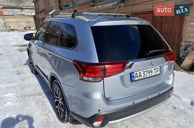 Внедорожник / Кроссовер Mitsubishi Outlander 2016 в 