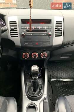 Позашляховик / Кросовер Mitsubishi Outlander 2011 в 
