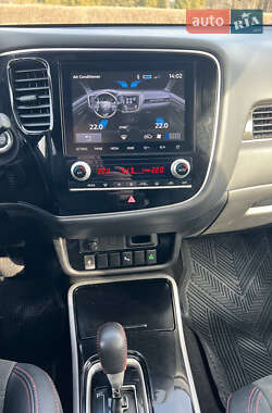 Позашляховик / Кросовер Mitsubishi Outlander 2019 в 