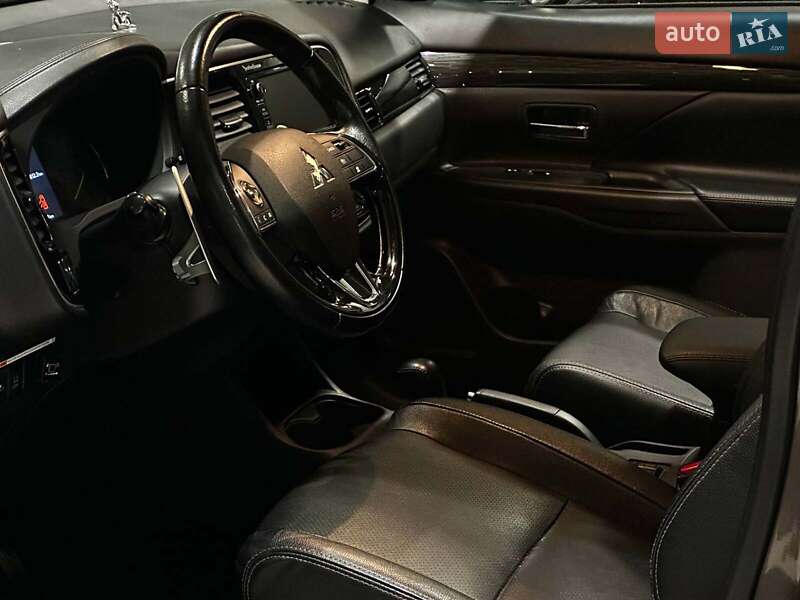 Внедорожник / Кроссовер Mitsubishi Outlander 2015 в Одессе
