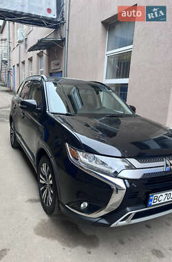 Позашляховик / Кросовер Mitsubishi Outlander 2019 в 