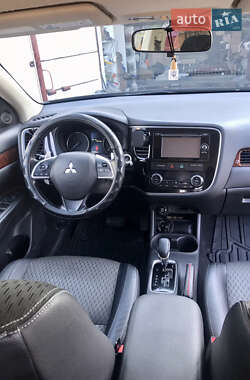 Внедорожник / Кроссовер Mitsubishi Outlander 2014 в 