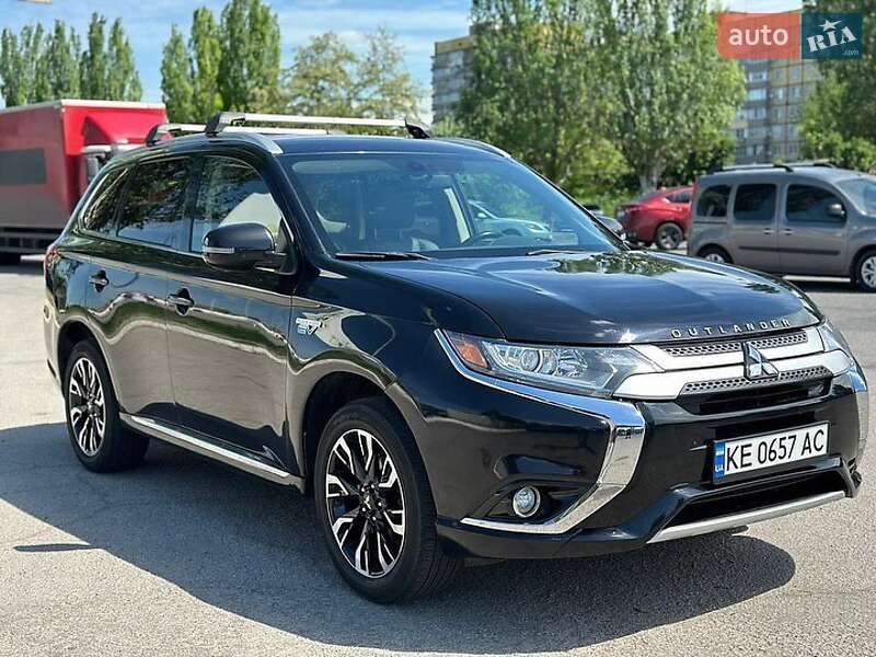 Позашляховик / Кросовер Mitsubishi Outlander 2018 в 