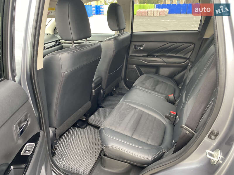 Позашляховик / Кросовер Mitsubishi Outlander 2016 в Коломиї