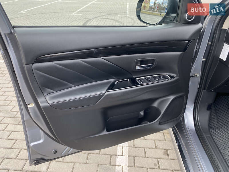 Позашляховик / Кросовер Mitsubishi Outlander 2016 в Коломиї