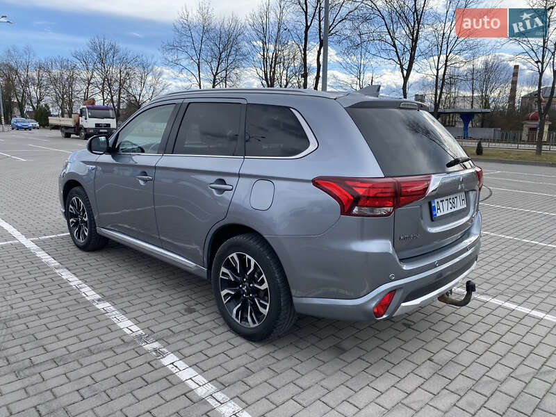 Позашляховик / Кросовер Mitsubishi Outlander 2016 в Коломиї
