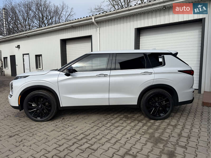 Позашляховик / Кросовер Mitsubishi Outlander 2022 в Києві