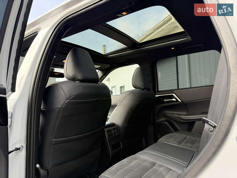 Позашляховик / Кросовер Mitsubishi Outlander 2022 в Києві