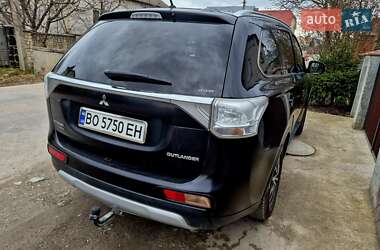 Внедорожник / Кроссовер Mitsubishi Outlander 2014 в 