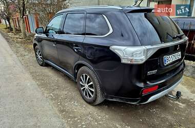 Внедорожник / Кроссовер Mitsubishi Outlander 2014 в 