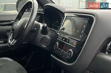 Позашляховик / Кросовер Mitsubishi Outlander 2019 в 