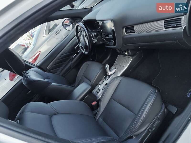 Позашляховик / Кросовер Mitsubishi Outlander 2019 в Києві
