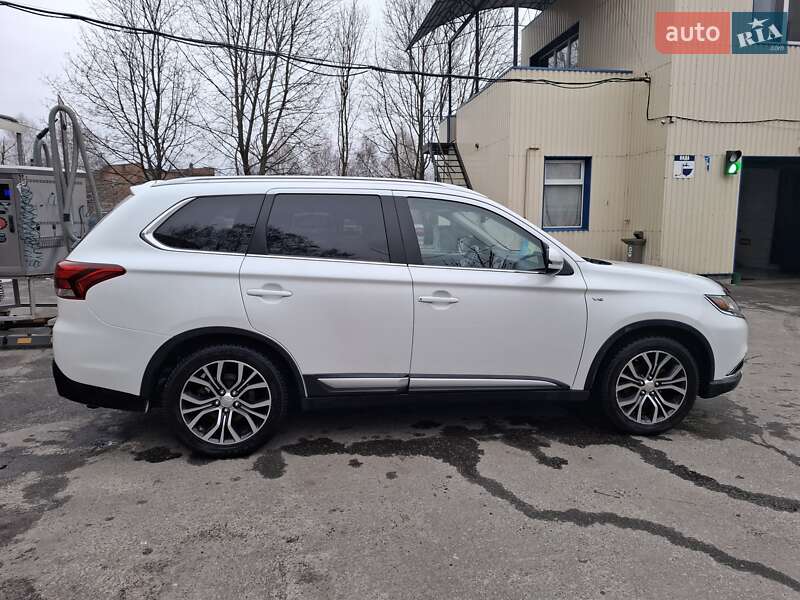 Позашляховик / Кросовер Mitsubishi Outlander 2016 в Полтаві