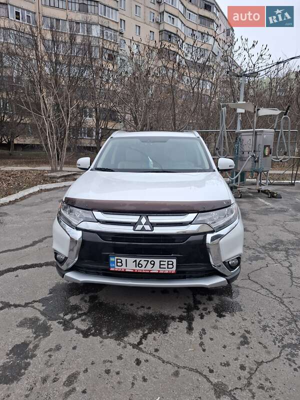 Позашляховик / Кросовер Mitsubishi Outlander 2016 в Полтаві