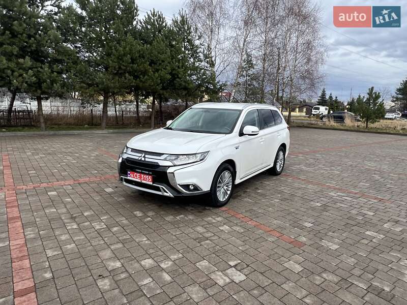 Позашляховик / Кросовер Mitsubishi Outlander 2016 в 