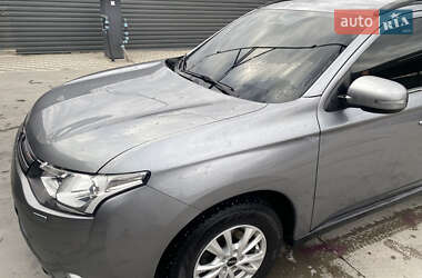 Внедорожник / Кроссовер Mitsubishi Outlander 2012 в 