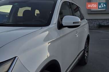 Внедорожник / Кроссовер Mitsubishi Outlander 2016 в 
