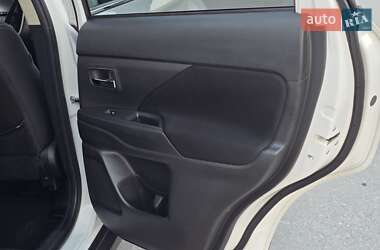Внедорожник / Кроссовер Mitsubishi Outlander 2016 в 