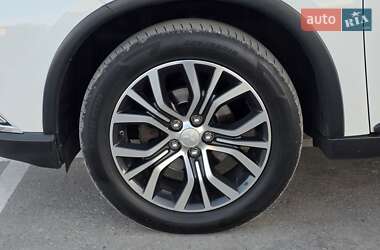 Внедорожник / Кроссовер Mitsubishi Outlander 2016 в 