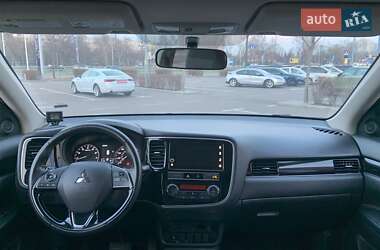 Позашляховик / Кросовер Mitsubishi Outlander 2019 в 