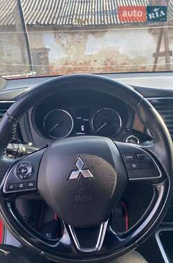 Внедорожник / Кроссовер Mitsubishi Outlander 2017 в 