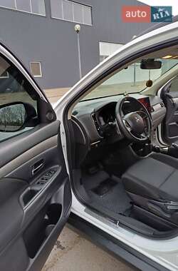 Внедорожник / Кроссовер Mitsubishi Outlander 2013 в 