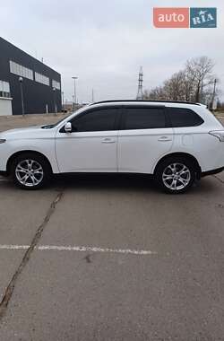 Внедорожник / Кроссовер Mitsubishi Outlander 2013 в 