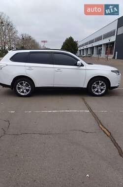 Внедорожник / Кроссовер Mitsubishi Outlander 2013 в 