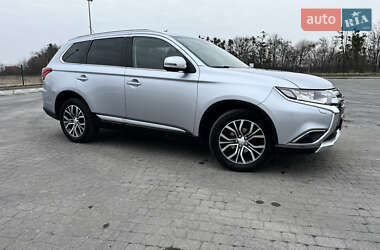 Внедорожник / Кроссовер Mitsubishi Outlander 2016 в 