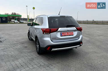 Внедорожник / Кроссовер Mitsubishi Outlander 2016 в 