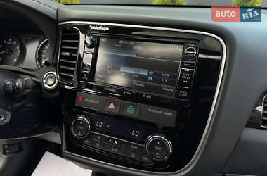 Внедорожник / Кроссовер Mitsubishi Outlander 2015 в 