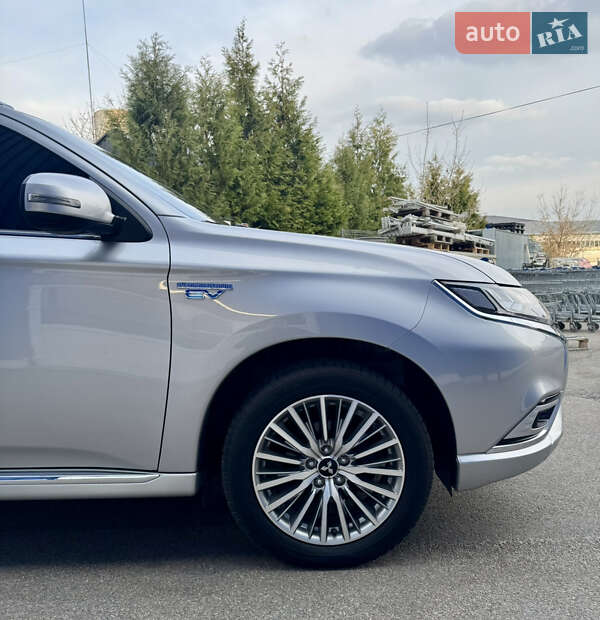 Позашляховик / Кросовер Mitsubishi Outlander 2020 в Львові