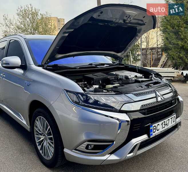 Позашляховик / Кросовер Mitsubishi Outlander 2020 в Львові