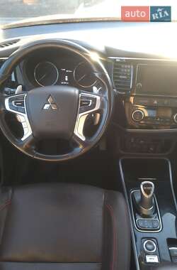 Внедорожник / Кроссовер Mitsubishi Outlander 2017 в 