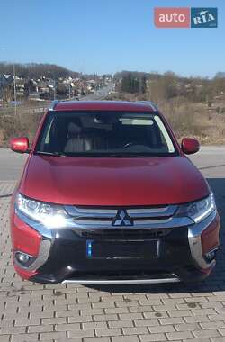 Внедорожник / Кроссовер Mitsubishi Outlander 2017 в 