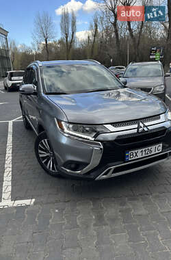 Внедорожник / Кроссовер Mitsubishi Outlander 2019 в 