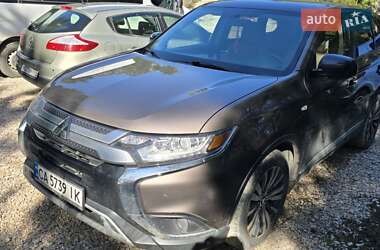 Внедорожник / Кроссовер Mitsubishi Outlander 2019 в 