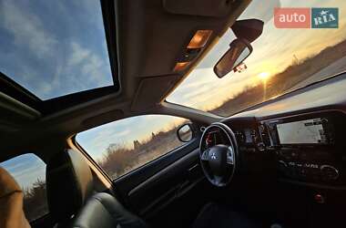 Внедорожник / Кроссовер Mitsubishi Outlander 2012 в 