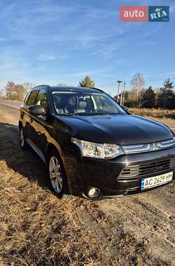 Внедорожник / Кроссовер Mitsubishi Outlander 2012 в 