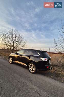 Внедорожник / Кроссовер Mitsubishi Outlander 2012 в 