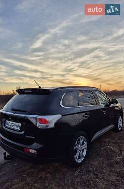 Внедорожник / Кроссовер Mitsubishi Outlander 2012 в 