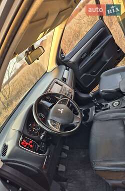 Внедорожник / Кроссовер Mitsubishi Outlander 2012 в 
