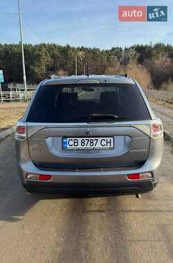 Позашляховик / Кросовер Mitsubishi Outlander 2013 в 